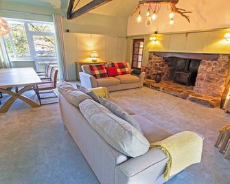 Streamways Nr Croyde 6 Bedroom, Sleeps 12-16, Hot Tub - Braunton - Living room