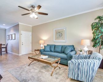 Walk to Beach Lavish Resort Escape in Galveston! - Galveston - Sala de estar