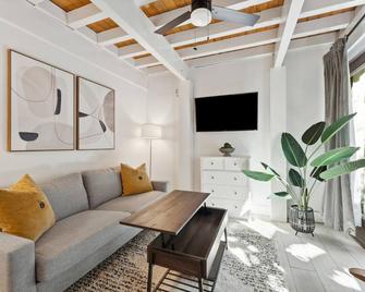 Peaceful & Private Apartment with Patio - Charleston - Salon