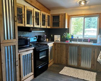 Beautiful remodeled 3-bedroom bunkhouse. Family/Pet friendly. Lots of amenities. - Yelm - Cocina