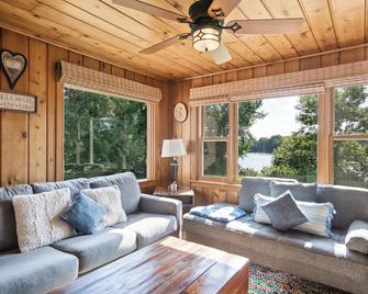 Charming Waterfront Cabin on Lake Wissota: Old Abe Trail, Boat, Swim, Fish, Golf - Chippewa Falls - Living room