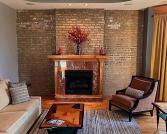 Spacious 2 bedroom 2 bath 10 Minutes to Down Town - Chicago - Sala de estar