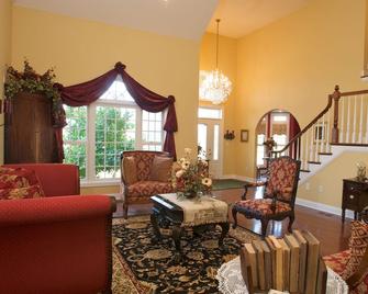 Southern Grace Bed and Breakfast - Brandenburg - Living room