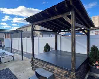 The 'Ultimate Getaway' at Backyard Escapes - Lehighton - Balkón