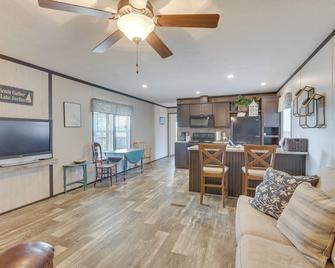 Lakefront Wetumpka Escape with Furnished Deck! - Wetumpka - Sala de estar