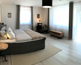 Spacious, comfortable apartment on the Little Red Riding Hood Cycle Path - Neukirchen (Knüll) - Habitación