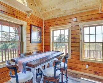 Peaceful Wyoming Cabin with Spacious Deck and Wet Bar! - Sundance - Eetruimte