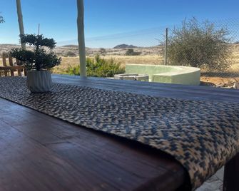 Green Elephant Cottages Uis - Uis - Balcony