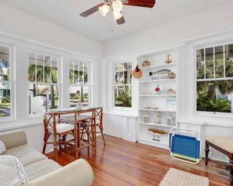 Hibiscus House Bed & Breakfast Inn Turtle Room Bed-Ada - Fort Myers - Sala de estar