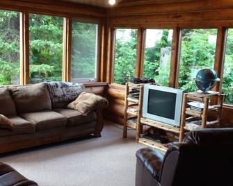 Bear Paw Adventure - Anchor Point - Living room