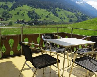 1 bedroom apartment in chalet with stunning view over Klosters and mountains. - Klosters-Serneus - Balcony