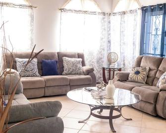 Pines Vacation Rentals- Excellent Location, Minutes From Everything. - Montego Bay - Living room