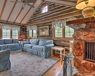 Waterfront Lake George Cabin: Walk to Water - Lake George - Living room