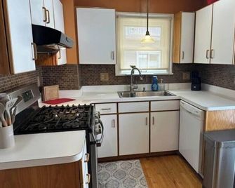 Charming 3-Bedroom Pet-Friendly Home by Lake Erie - Euclid - Kitchen