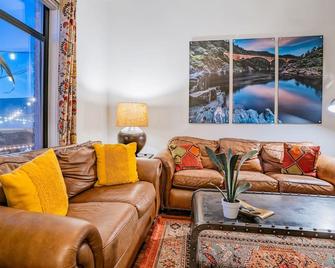 Single Unit Loft/Apartment Sleeps 4- 1,300sq ft - Auburn - Salon