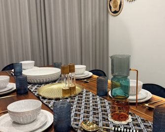 Pacific Palms Retreat - Entire Home in Plumpton Sleeps 9 - 8-Car Parking Near Eastern Creek - Rooty Hill - Essbereich