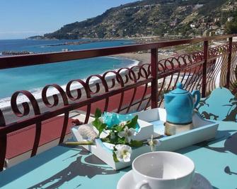 Mare sole spiaggia - seaside on the Italian Coast - Ospedaletti - Balcon