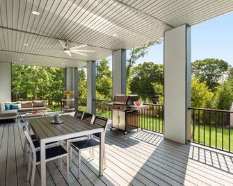 Huge Modern Jamesport Home with Decks & Balconies Near Beaches & Wineries! - Jamesport - Balcón
