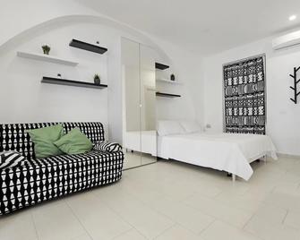 Black and White home - Catania - Habitación