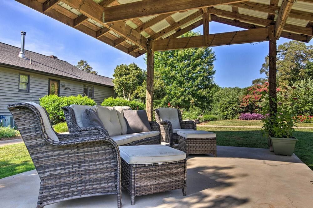 7 Mi to Downtown Morganton: Cabin w/ Fire Pit! - Morganton - Patio