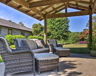 7 Mi to Downtown Morganton: Cabin w/ Fire Pit! - Morganton - Patio