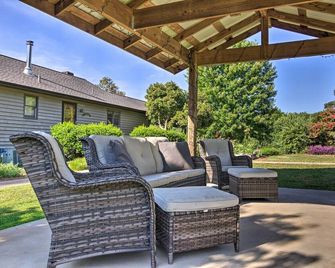 7 Mi to Downtown Morganton: Cabin w/ Fire Pit! - Morganton - Patio