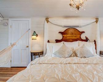Fairytale Loft Suite 1 bed, 1 bath Luxury Apartment in Downtown Belmont - Charlottesville - Bedroom