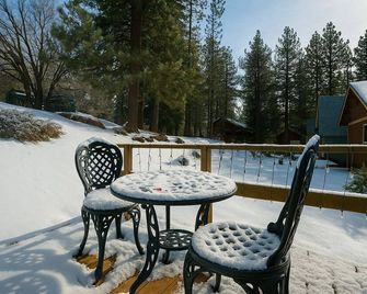 Charming 2-bedroom cabin in Green Valley Lake with AC, WiFi - Green Valley Lake - Patio