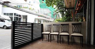 Sukhumvit 20 Guest House - בנגקוק - מרפסת