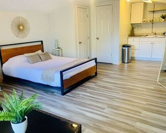 Luxury Tiny House 1 mile from The Battery Atlanta - Smyrna - Bedroom