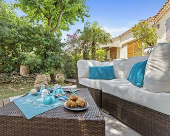 Charming house, ZEN atmosphere in the garrigue, Private heated pool & Jacuzzi - Castillon-du-Gard - Terasa