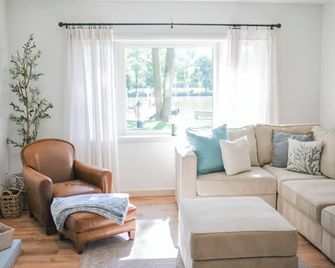 Annapolis Charm Waterfront Getaway Near Usna - Fish & Crab From Your Private Pier! - Annapolis - Sala de estar