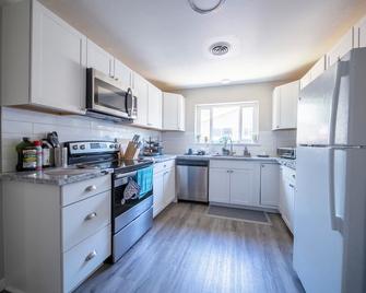 Quiet Modern Retreat Next to Sutter, Doctors, Shopping - Modesto - Kitchen