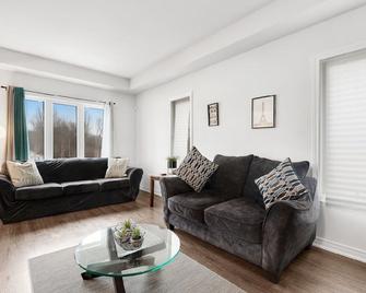 Modern 3BR Welland Retreat | 5 Min to Shops, Dining & Trails - Welland - Living room
