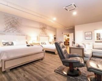 Boutique hotel in historic downtown Seneca. Room #2 Owners Suite. Q/K combo. - Seneca - Schlafzimmer