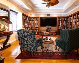Serene Business-friendly Getaway ~ Queen Bed, Pkg - Ridgecrest - Lounge