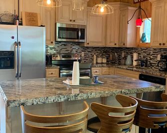 Family friendly. Swim beach below house - Park Hill - Kitchen