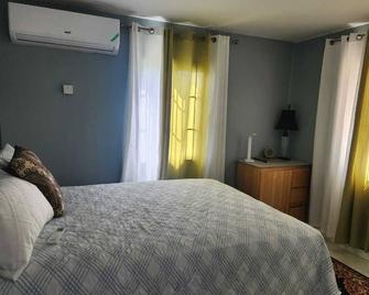 Cozy house in delightful Winchester Green Island with AC, WiFi. - Lucea - Habitación