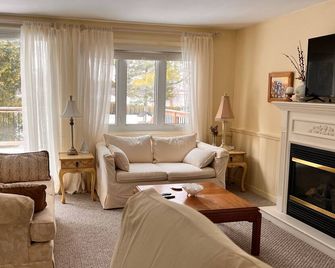 Waterfront Seaside Bungalow. Amazing Views On Island 17, Long Sault. - Cornwall - Obývací pokoj
