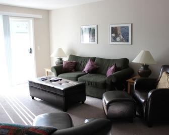 The Peaks by Rocky Now - Radium Hot Springs - Living room