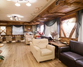 Alpholiday Dolomiti Wellness & Family Hotel - Dimaro - Lounge
