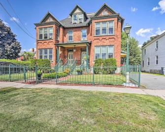 Historic Apartment - Half Mi to Lake Champlain! - Plattsburgh - Building