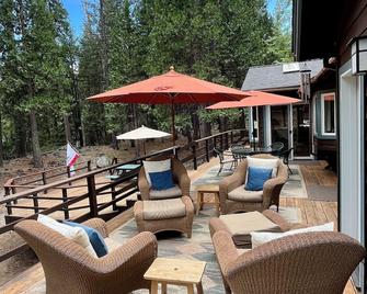 Graeagle Home On Frazier Creek - Great Decks And Privacy - Close to Town/Shops - Graeagle - Patio