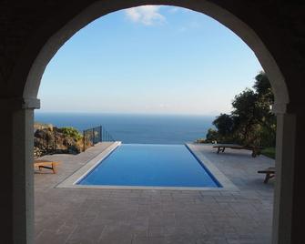 Villa Kaya Mesudiye - A country house with stunning sea views - Datca - Piscine