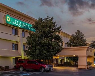 La Quinta Inn & Suites by Wyndham N Little Rock-McCain Mall - Little Rock - Building