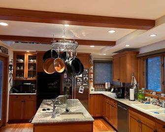 Lakefront home with dock on Flathead Lake, Montana with Guest House -Sleeps 11 - Polson - Kuchyň