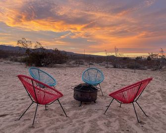 Desert Oasis - Firepit, Stargazing, Kitchen Essentials, 5 Acres, & Joshua Trees - Sleeps 6 Comfortably, 7 with Sofa, 8 Maximum - Landers - Patio