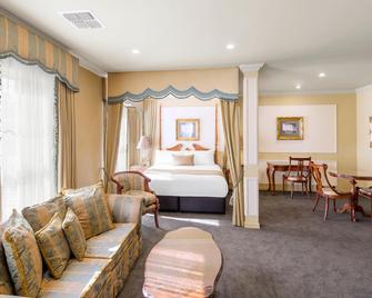 Canterbury International Hotel - Forest Hill - Спальня