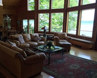 Beautiful Glen Lake Vacation Home - Empire - Sala de estar