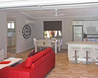 The Palms at Avoca - Terrigal - Living room